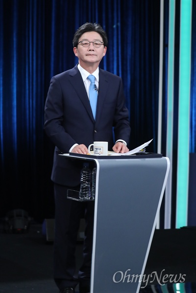 유승민 바른정당 후보가 23일 오후 서울 여의도 KBS에서 열린 중앙선관위 대선후보 초청 1차 토론회에 참석하고 있다.