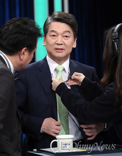 안철수 국민의당 후보가 23일 오후 서울 여의도 KBS에서 열린 중앙선관위 대선후보 초청 1차 토론회에서 참석하고 있다.