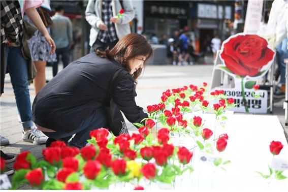  “19대 대선 청년공약실종, 이거실화냐”  퍼포먼스