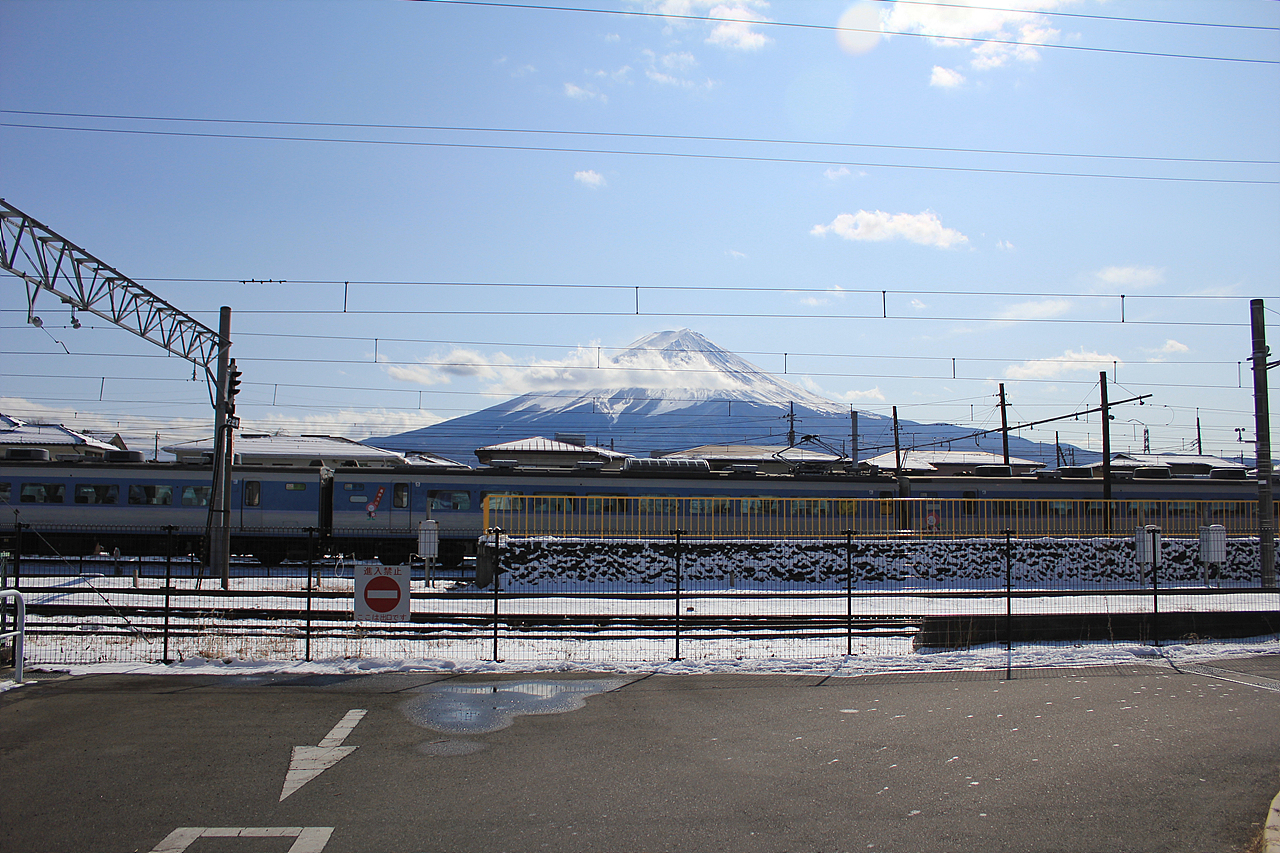 가와구치코역에서 바라본 열차와 후지산의 모습