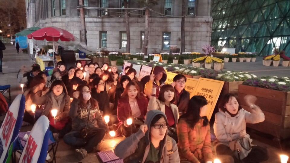 서울시청 정문 앞에서 정규직 전환을 요구하며 야간집회를 열고 있는 다산콜센터 상담사들. 비가 오나 눈이 오나 1인시위를 벌여오기도 했다.
