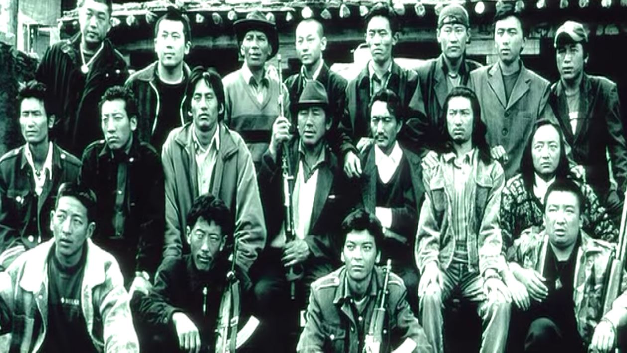 1994년 티베트 영양 밀렵을 단속하던 실제 순찰대 모습 <커커시리>는 영양 밀렵을 단속하다 1994년 총에 맞아 숨진 제쌍쑤난다제(杰桑素南？杰)의 실화를 바탕으로 한다.