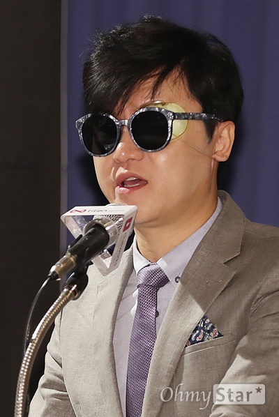 '눈을 감다' 김학도, 안전이 최고! 24일 오후 서울 장충동의 한 호텔에서 열린 타이탄플랫폼 제작 미스터리 스릴러 웹무비 <눈을 감다> 제작발표회에서 사회자인 방송인 김학도가 눈을 다친 사연을 이야기하며 안전을 당부하고 있다. <눈을 감다>는 이승환 작가의 동명웹툰 <눈을 감다>를 원작으로 한 작품으로, 시각장애인과 싸이코패스의 추격전을 그린 미스터리 스릴러 작품이다. 25일 공개. 