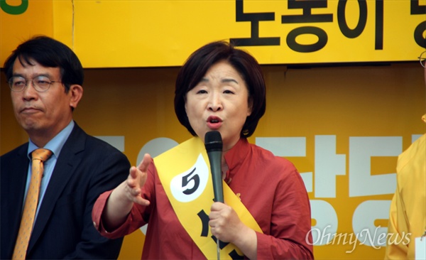 정의당 심상정 대선후보가 24일 오후 대전 유성구 궁동 로데오거리에서 유세를 하고 있다.