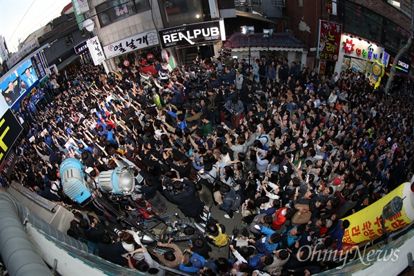 문재인 더불어민주당 대선후보가 24일 오후 충남 천안 신부문화거리 유세를 위해 연단에 오르자 지지자와 시민들이 환호하고 있다.