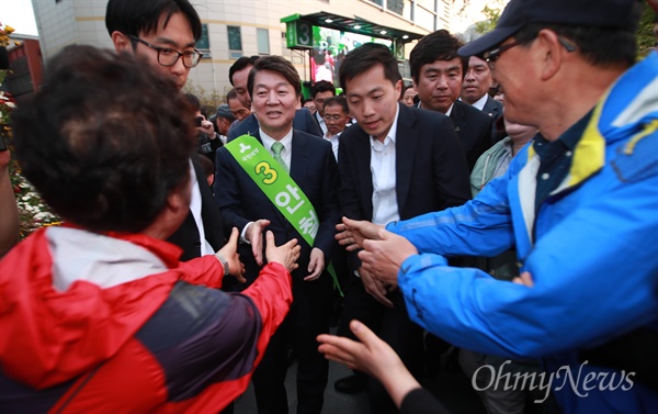 유권자 손 잡으며 지지 호소하는 안철수 안철수 국민의당 대선후보가 24일 오후 광주 북구 전남대 후문에서 열린 ‘국민이 이깁니다’ 국민승리유세에서 유권자들과 인사를 나누며 지지를 호소하고 있다.