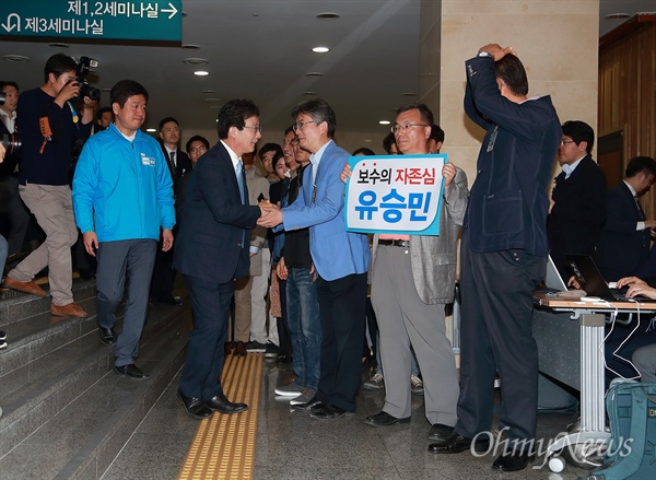 '사퇴' 논의 의총 참석한 유승민 후보 유승민 바른정당 후보가 24일 오후 여의도 국회의원회관에서 열린 자신의 후보직 사퇴 논의를 위한 의원총회에 참석하며, 의총장앞에서 사퇴반대 시위를 벌이는 지지자들과 인사를 나누고 있다.