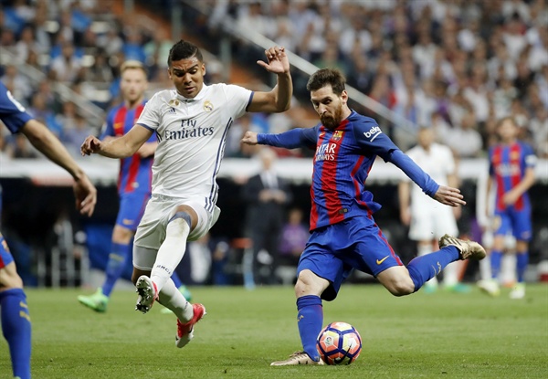  24일 에스타디오 산티아고 베르나베우에서 벌어진 2016-2017 스페니시 프리메라 리가 33라운드 레알 마드리드 CF와의 대결에서 FC 바르셀로나가 리오넬 메시의 종료 직전 극장골에 힘입어 3-2 펠레 스코어로 이겼다. 