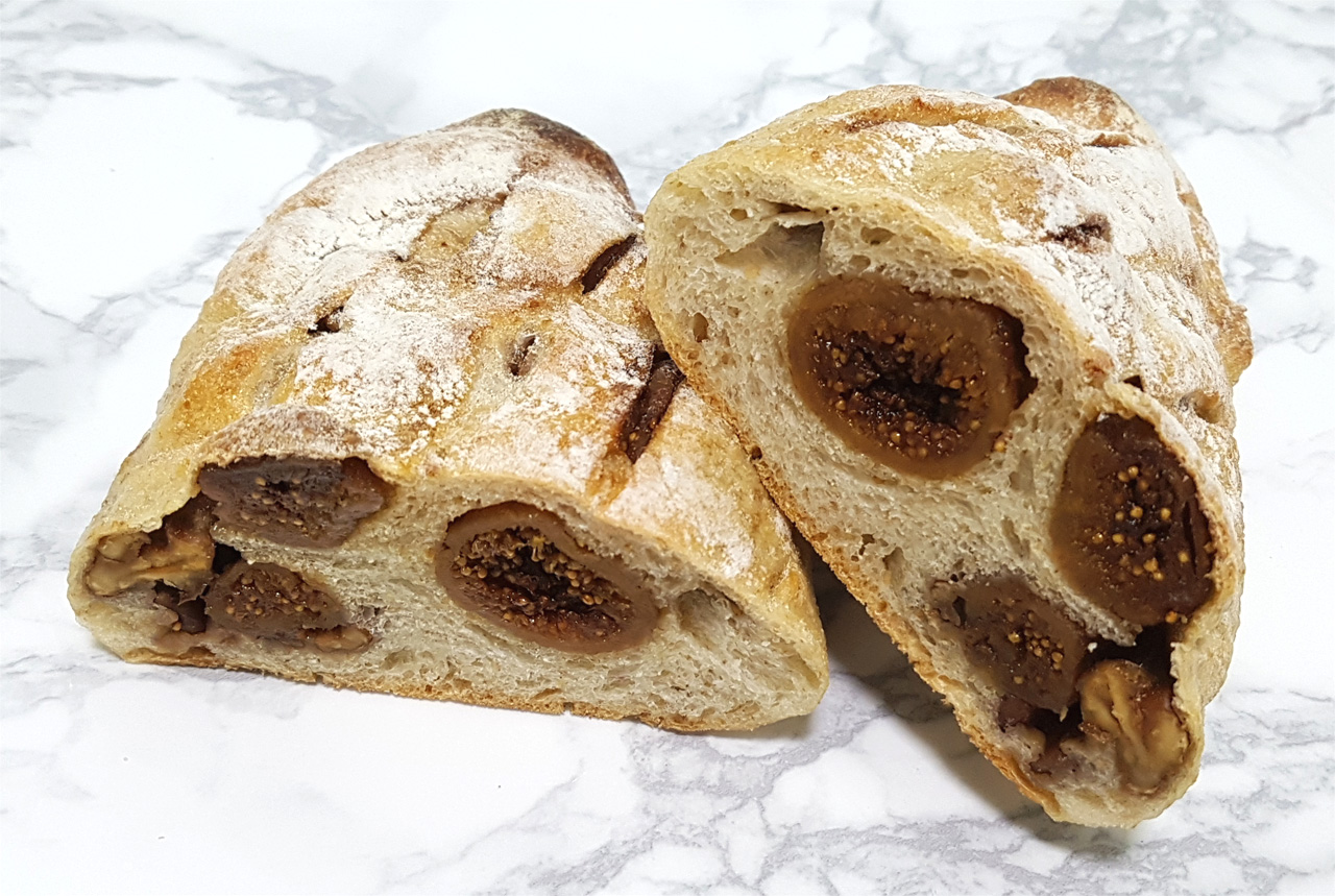무화과 호두 사워도우 빵이다.