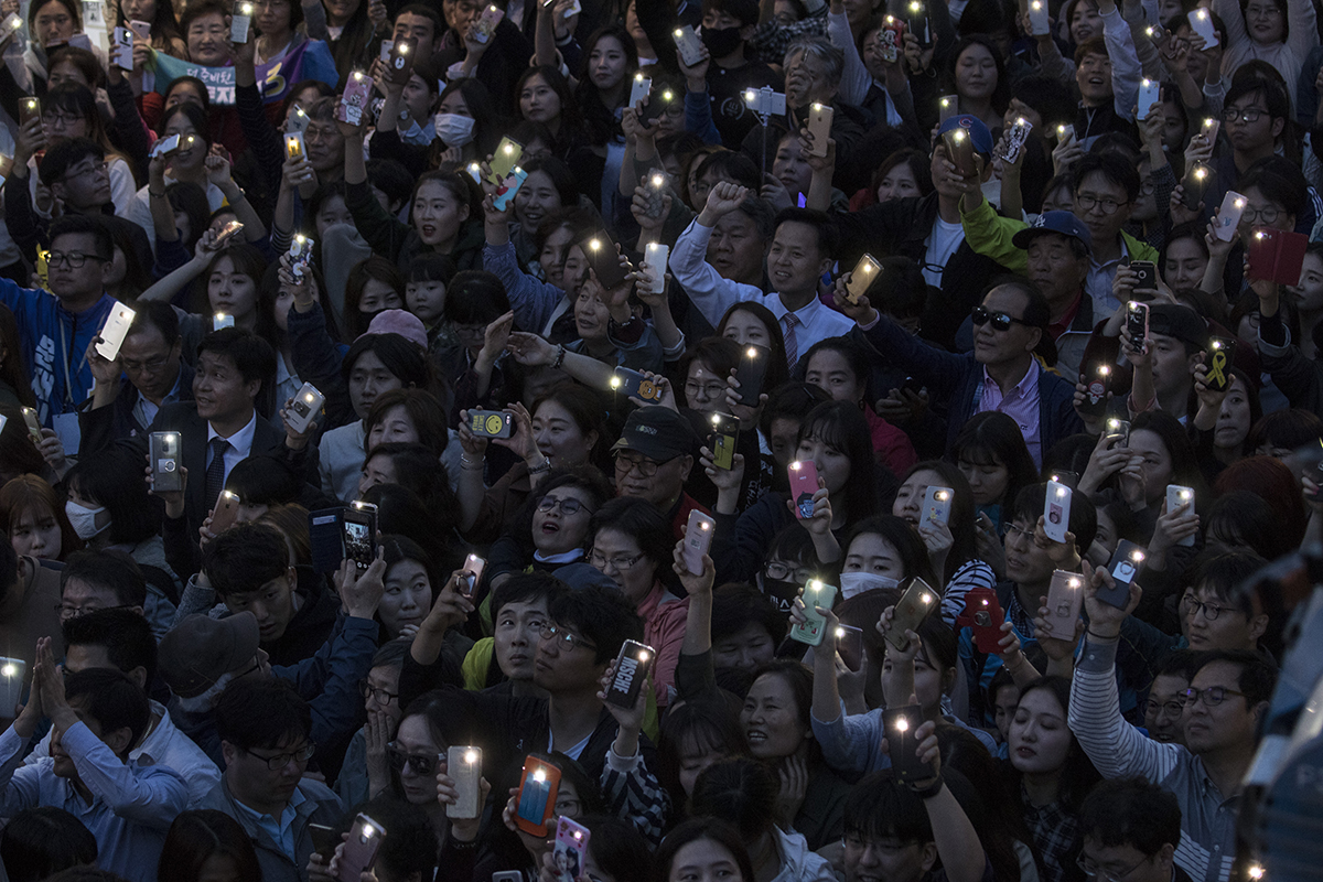  더불어민주당 문재인 후보가 24일 오후 충남 천안시 신부동 아라리오 광장에서 집중 유세전을 가진 가운데, 지지자들이 스마트폰 불빛으로 문 후보 지지의 뜻을 밝혔다. 