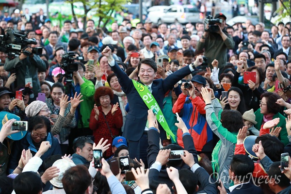  국민의당 안철수 대선후보가 24일 오후 광주 북구 우치로 전남대 후문 앞에서 지역 거점 유세를 펼치며 인사하고 있다. 