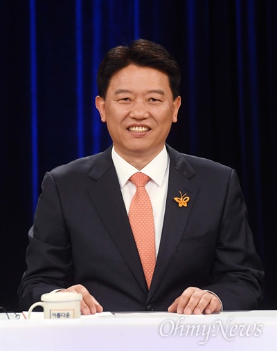 김선동 민중연합당 후보가 24일 서울 KBS 본관에서 열린 제19대 대통령선거 후보자토론회(초청외)에서 토론을 준비하고 있다.