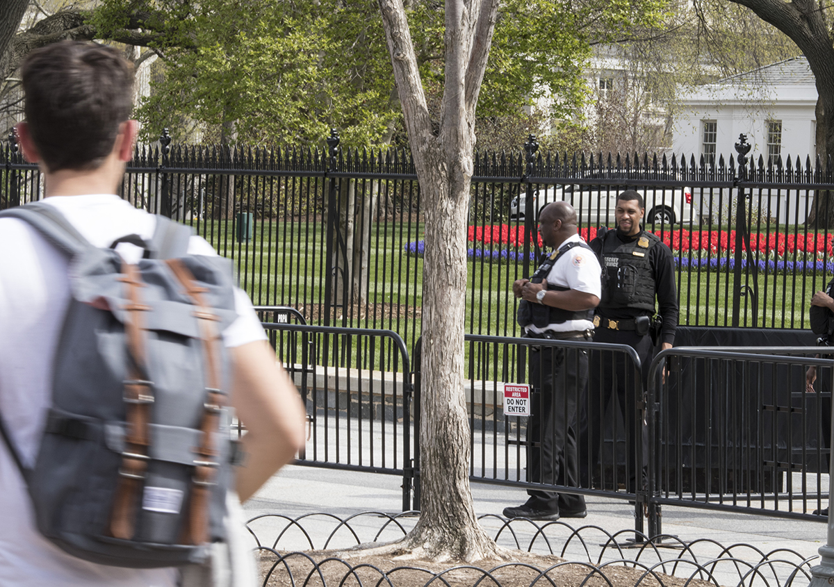 백악관 주변엔 비밀경호대 소속 요원들이 곳곳에 배치돼 삼엄하게 경계를 폈다. 