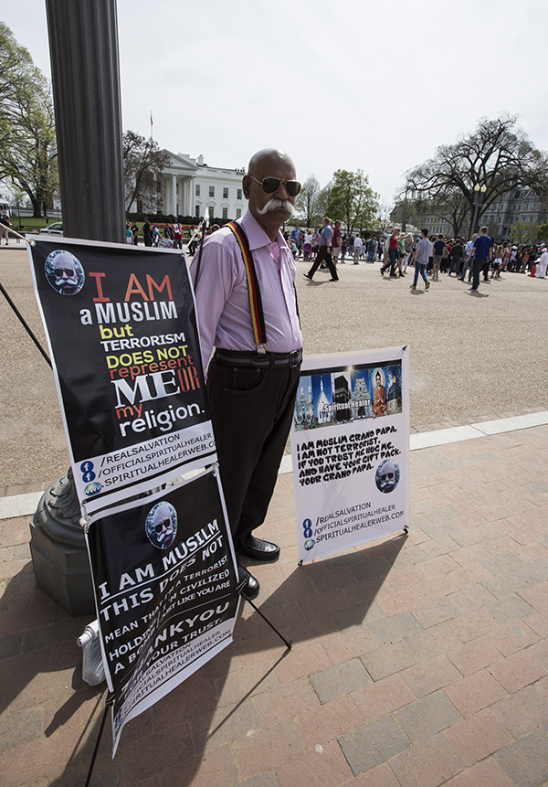 백악관 맞은 편에서 수염을 멋스럽게 기른 한 남성이 1인 시위를 벌이고 있다. 