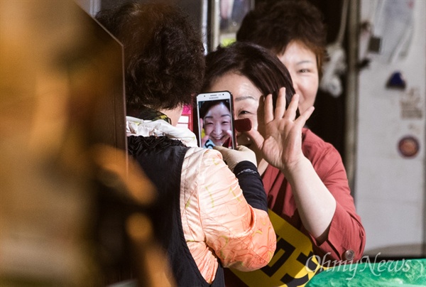  정의당 심상정 대선후보가 25일 오전 서울 마포구 망원시장을 방문해 사진을 찍으려는 상인에게 포즈를 취하고 있다.  