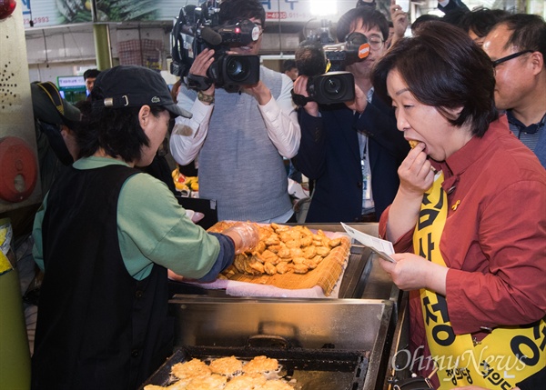  정의당 심상정 대선후보가 25일 오전 서울 마포구 망원시장을 방문해 시장 화폐로 전을 구매하고 있다. 