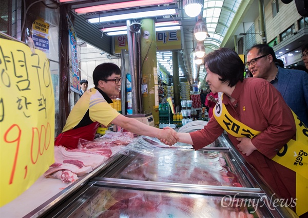  정의당 심상정 대선후보가 25일 오전 서울 마포구 망원시장을 방문해 상인들과 인사를 하고 있다. 