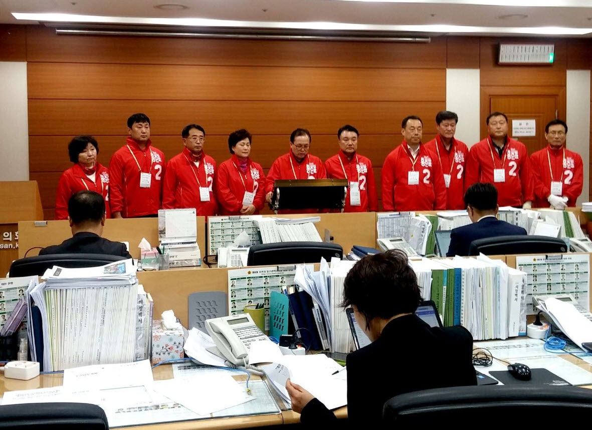 자유한국당 이채익 의원(울산 남구 갑)이 25일 오후 2시 울산시의회에서 자신의 지역구 시의원 구의원들과 함게 기자회견을 열고 "계획중인 신고리 5·6호기 원전 건설 중단을 반대한다"고 밝혔다.