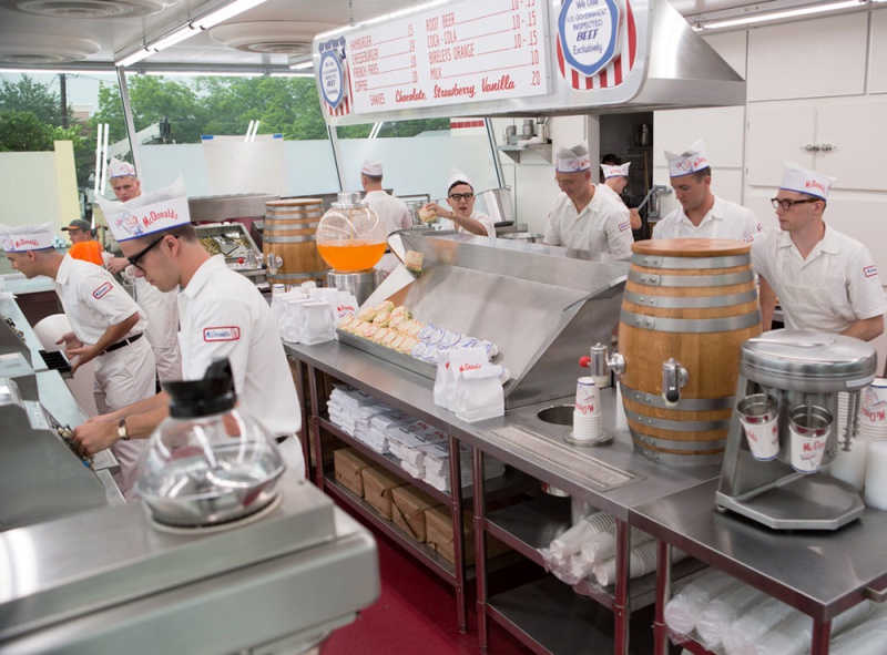  <파운더>의 한 장면. 밀크쉐이크 기계 영업사원인 레이 크록(마이클 키튼)이 캘리포니아에서 만난 식당 '맥도날드'. 이곳은 혁신적인 주방 시스템을 통헤 빠른 시간에 음식을 만들어 내고 있었다. 