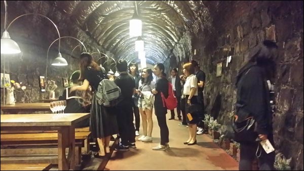 경북 청도의 와인터널을 방문한 관광객들이 와인체험을 하고 있는 모습.