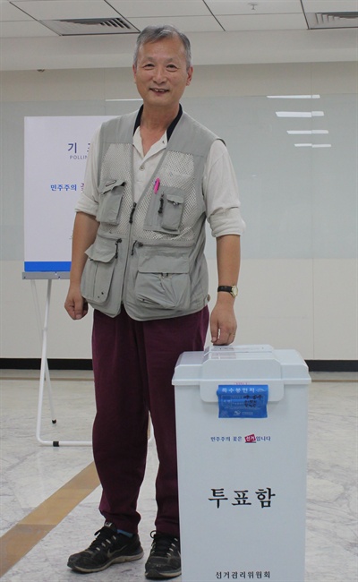 25일 인도 뉴델리 한국대사관에 마련된 19대 대선 재외투표소에 우타라칸드 주에서 5시간을 운전해 도착한 손진원 씨가 투표하고 있다. 