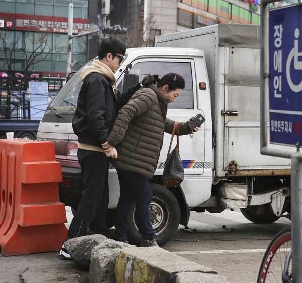 방동근씨는 열차놀이를 하듯 채정순씨의 어깨를 붙잡고 세상에 나선다.