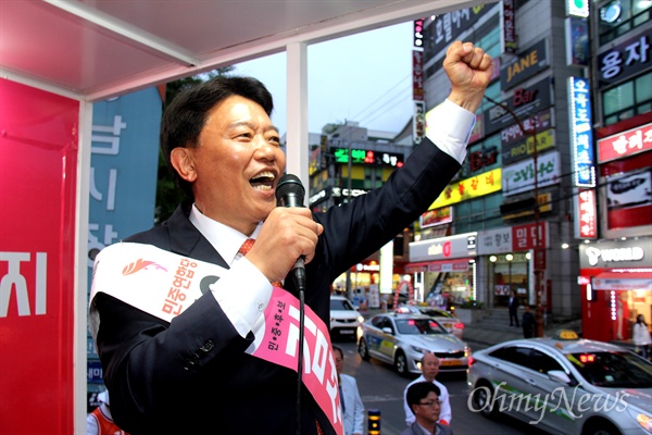 민중연합당 김선동 대통령선거 후보는 25일 저녁 창원 상남동 분수광장에서 유세했다.