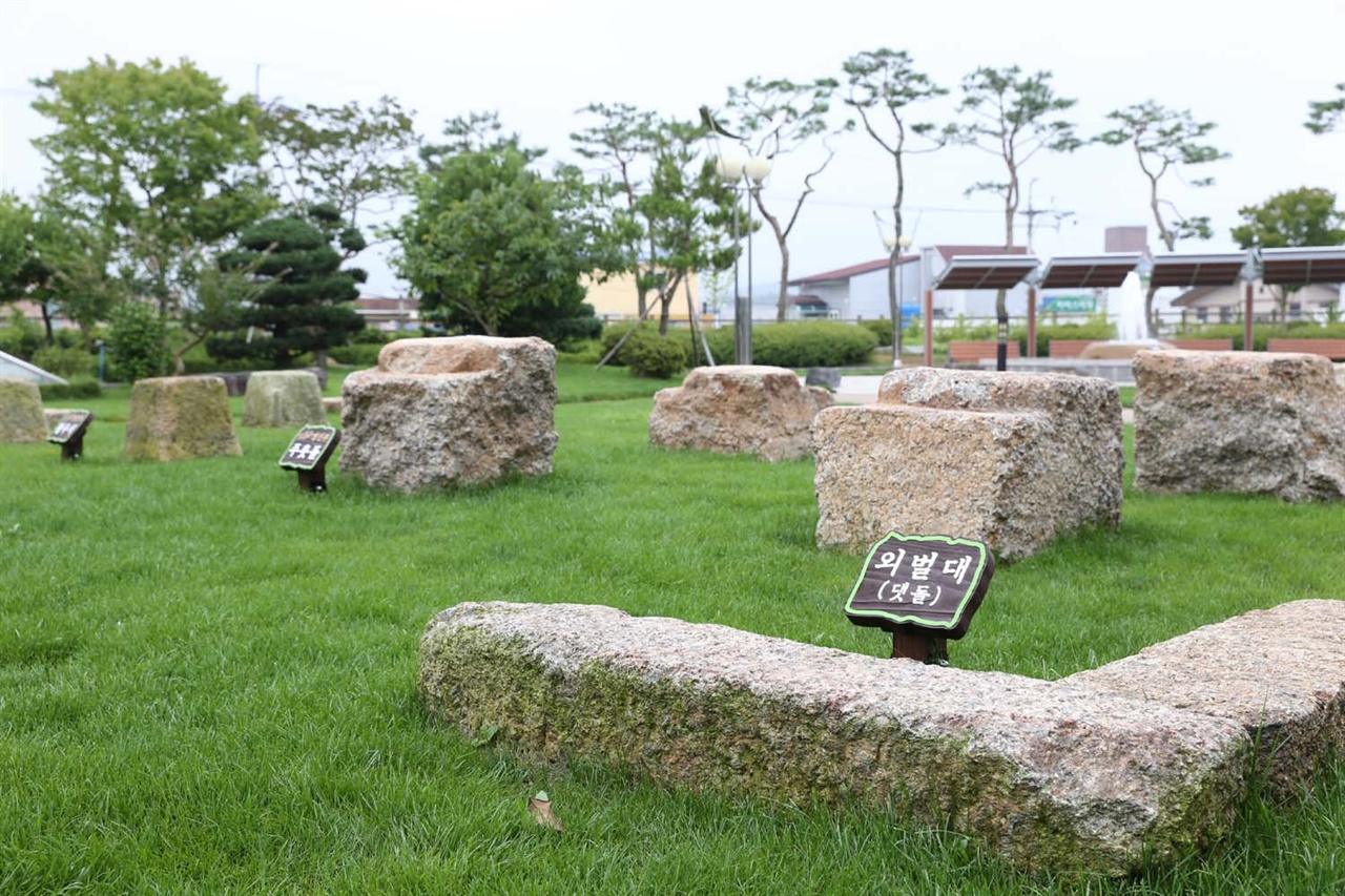  보성군청 마당에 전시돼 있는 열선루 주춧돌들. 열선루는 정유재란 때 수군철폐령을 받은 이순신이 '신에게는 아직 열두 척의 전선이 있다'는 장계를 쓴 곳으로 알려져 있다.