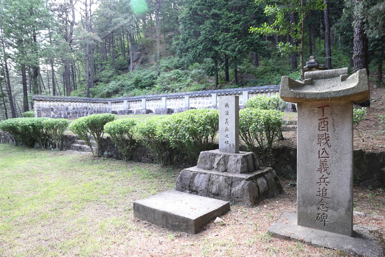  정유재란 때 죽은 의병과 승병의 추모비. 석주관 맞은편 산 언덕에 있다.