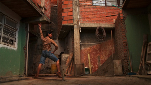  조안이 고향인 콜롬비아에서 발레 연습을 하는 모습.