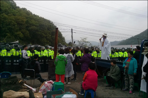 경찰이 성주군 초전면 소성리 마을회관 입구 등에서 사드 차량의 진입을 막기 위해 모인 주민들을 강제로 고립시키고 있다.