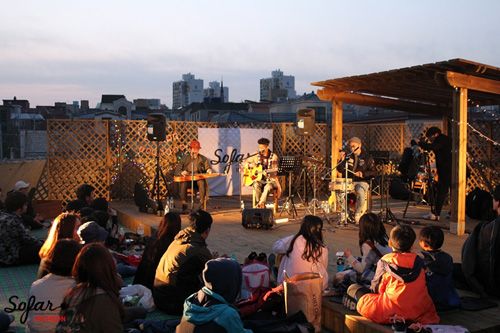 지난해 4월 1일 남구 큰나무도서관 건물 옥상에서 열린 ‘소파사운즈 인천’의 1회 공연 모습. 아티스트 옥상거지가 노래하고 있다.<사진제공·소파사운즈 인천>