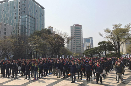  건설노조 수도권서부건설기계지부 조합원들은 지난 4월 13일 서울 총파업 출정식에 참여하기 전 인천시청 광장에서 사전 결의대회를 진행했다.