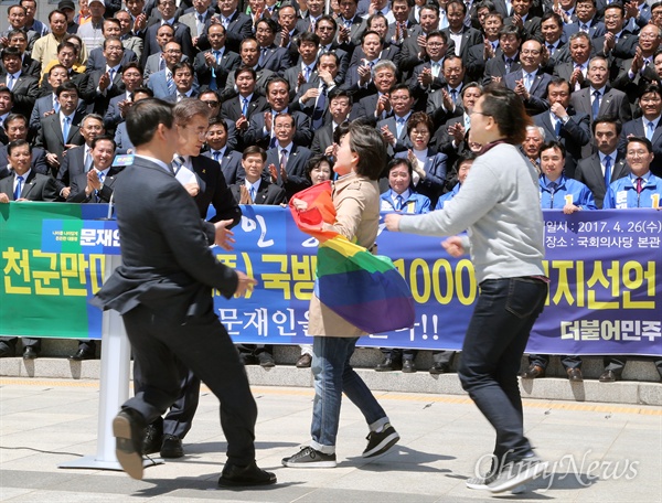 성소수자 항의받은 문재인 후보 문재인 더불어민주당 대선후보가 26일 오전 국회 본관 앞 계단에서 열린 ‘천군만마(千軍萬馬) 국방안보 1000인 지지선언’ 기자회견에서 인사말을 마친 직후 성소수자 단체로부터 거센 항의를 받고 있다. 레인보우 깃발을 들고 문 후보를 향해 기습시위를 벌인 이들은 전날 TV토론에서 "동성애 반대 뜻을 밝힌 것에 대해 문 후보의 사과를 촉구했다. 
