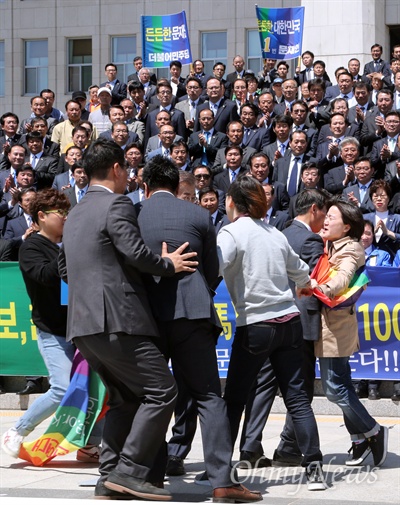 성소수자 기습시위 벌인 문재인 회견장 문재인 더불어민주당 대선후보가 26일 오전 국회 본관 앞 계단에서 열린 ‘천군만마(千軍萬馬) 국방안보 1000인 지지선언’ 기자회견에서 인사말을 마친 직후 성소수자 단체로부터 거센 항의를 받고 있다. 레인보우 깃발을 들고 문 후보를 향해 기습시위를 벌인 이들은 전날 TV토론에서 "동성애 반대 뜻을 밝힌 것에 대해 문 후보의 사과를 촉구했다. 
