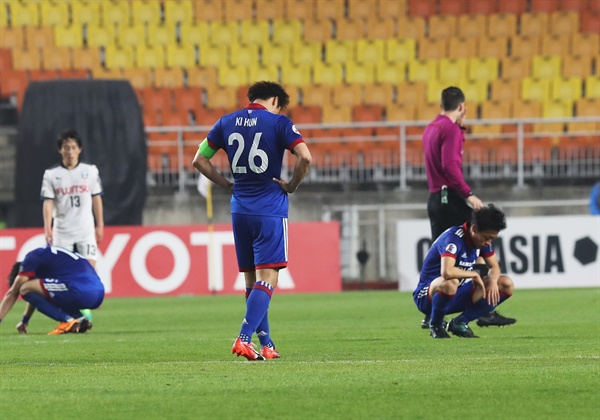  25일 오후 경기도 수원시 팔달구 수원월드컵경기장에서 열린 2017 아시아축구연맹(AFC) 챔피언스리그 조별리그 G조 5차전 수원 삼성과 가와사키 프론탈레의 경기. 1대0으로 패한 수원 삼성 선수들이 아쉬워하고 있다. 