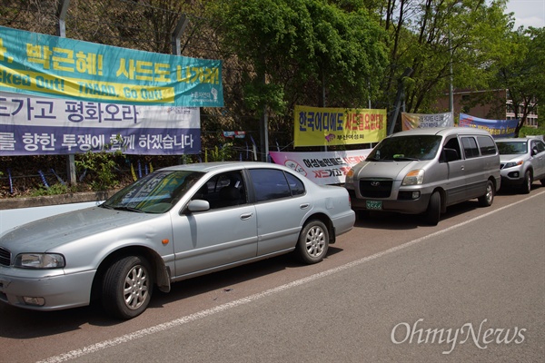 경북 성주군 초전면 소성리 롯데골프장으로 들어가는 도로에 세워놓은 자동차의 앞유리가 경찰에 의해 깨진 채 도로 바깥에 주차돼 있다. 주민들은 사드 차량을 막기 위해 도로에 차량을 세워놓았지만 역부족이었다.