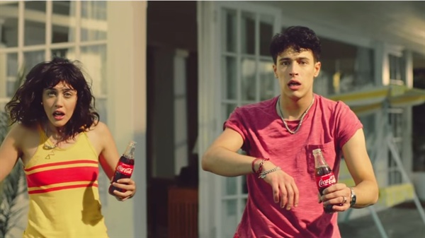  지난 3월 공개된 코카콜라의 광고 'Pool Boy'. 사진 속 두 남녀는 한 남성을 두고 서로 먼저 코카콜라를 건네주기 위해 경주를 벌인다. 