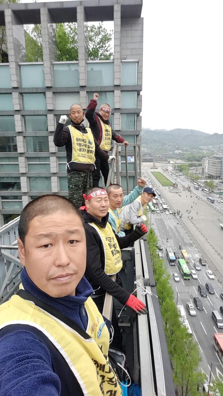 (앞부터) 장재영 현대차울산비정규직지회 조합원, 고진수 세종호텔노조 조합원, 오수일 금속노조 아사히비정규직지회 대의원, 이인근 금속노조 콜텍지회장, (서있는 2명 앞부터) 김경래 민주노총 동양시멘트지부 부지부장, 김혜진 민주노조사수투쟁위원회 대표. 