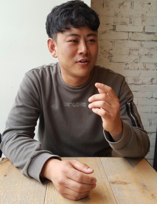 25일 오후 서울시 종로구 광화문 인근 한 카페에서 만난 김한성 21세기한국대학생연합 의장. 반값등록금 문제에 대해 이야기하고 있다. 