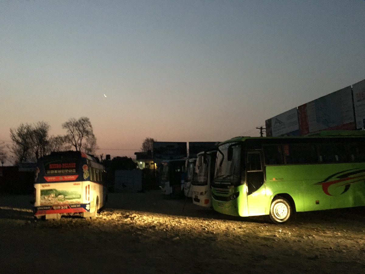 새벽 5시40분 베시시하르로 이동할 대기중인 버스