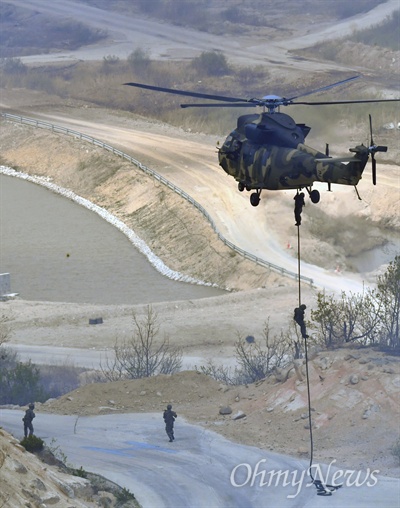 지난 4월 26일 오후 경기도 포천 육군승진과학화훈련장에서 열린 '2017 통합화력격멸훈련'에서 특공대원들이 수리온 헬기에서 하강하고 있다.