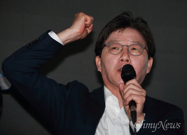 유승민 바른정당 후보가 지난달 26일 오후 서울 마포구 홍대입구역 부근에서 유세를 하고 있다.