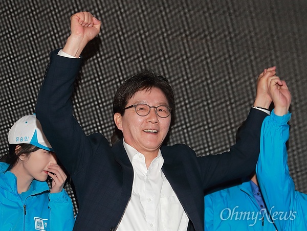 유승민 바른정당 후보가 26일 오후 서울 마포구 홍대입구역 부근에서 유세를 하고 있다.