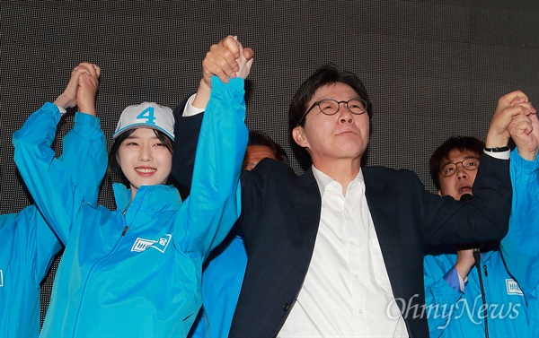 유승민 바른정당 후보가 딸 유담씨와 함께 지난달 26일 오후 서울 마포구 홍대입구역 부근에서 유세를 하고 있다.