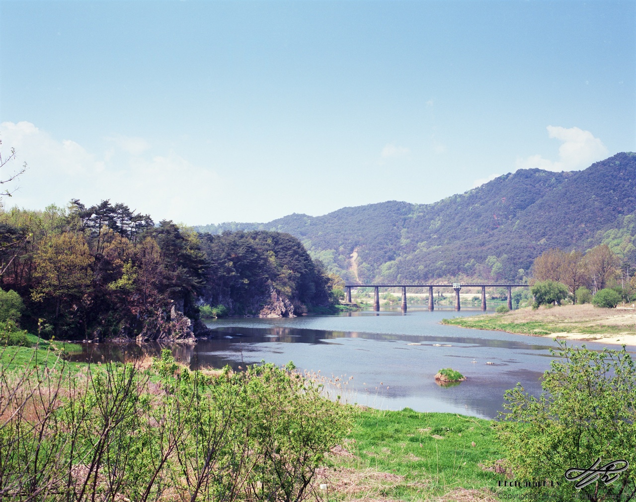 섬진강 따라(1) (Ektar100)향가유원지를 둘러서 흐르고 있는 섬진강의 모습. 앞에 보이는 다리는 사람과 자전거만 오갈 수 있는 목교로써 건설되다 말았던 철교이다. 철도가 없는 터널이 다리 바로 앞에 있어서 소박한 관광지가 되고 있다.