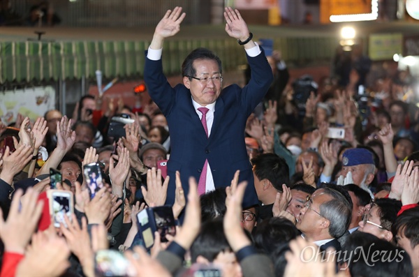 자유한국당 홍준표 후보가 26일 오후 대구 중구 서문시장에서 유세를 펼치고 있다. 