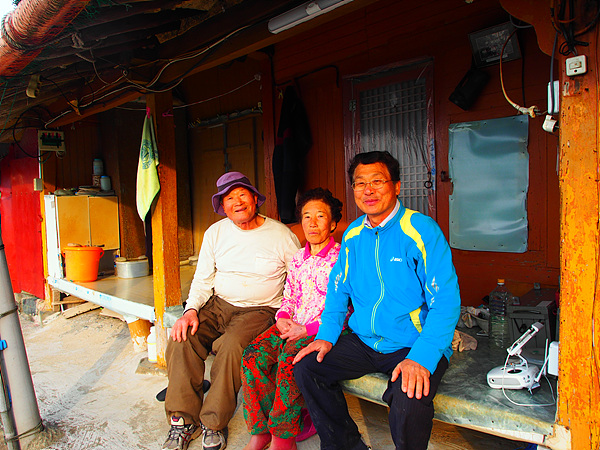 최국남(80세) 변종례(78세) 부부와 나란히 앉은 이재언씨 모습