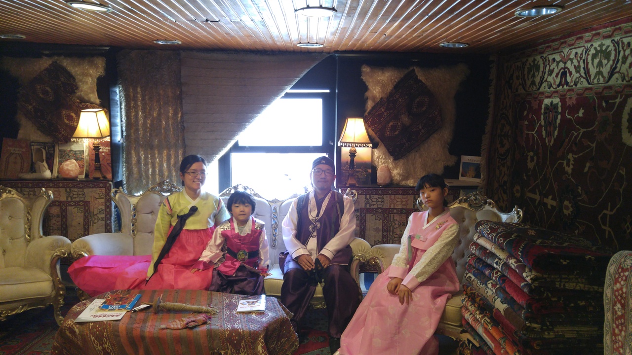 터키 카페트 가게 주인이 어서 들어오라며 한국과 터키가 전통으로 만나야 한다며 가족 사진을 찍어주셨다. 카페트 꼭 사라며 꼬시면서.