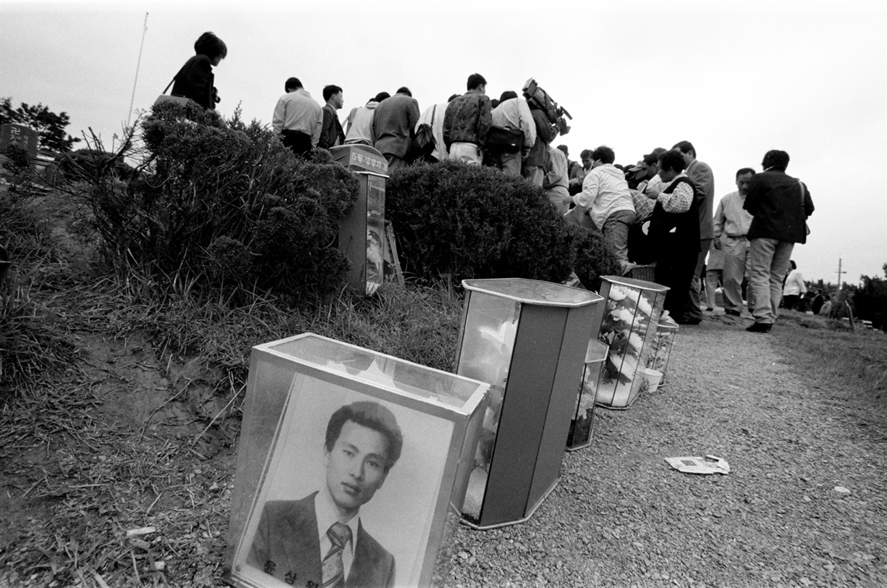 '임을 위한 행진곡'의 주인공 고 윤상원씨 묘를 파묘할 때 관심을 보이는 언론과 시민들(1997.05)